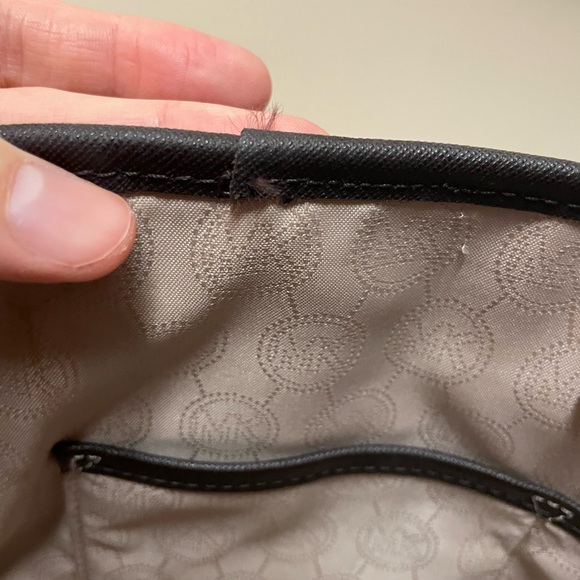 Michael Kors Snakeskin Stripe with MK Logo
Print Canvas Jet Set Travel Tote - Picture 8 of 9